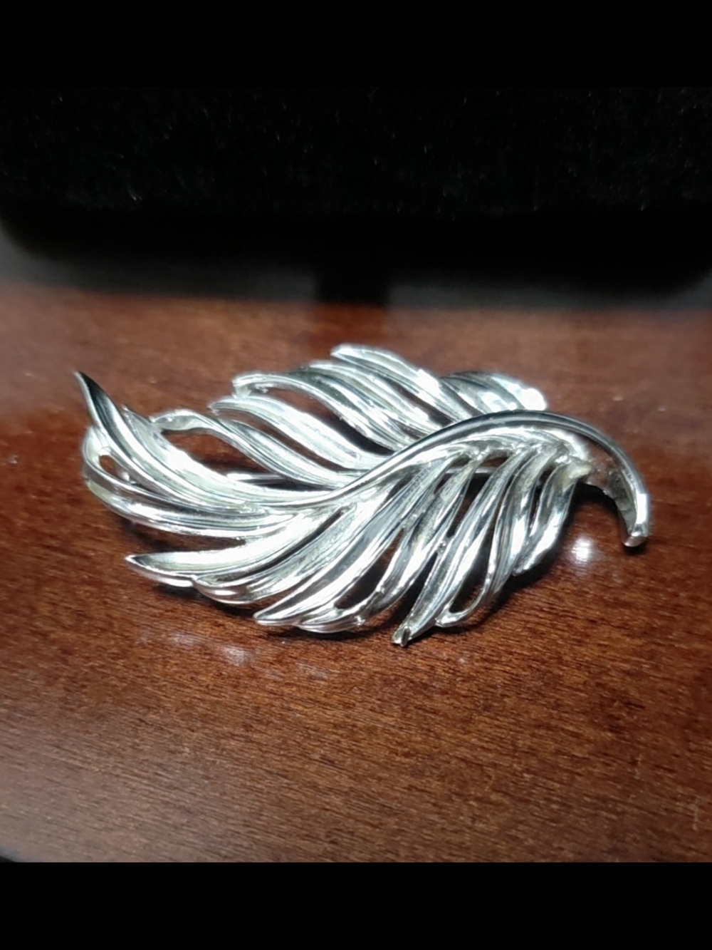 Vintage Lisner Silver Tone Swirly Leaf Nature Brooch